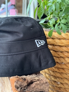 BUCKET CORE SCRIPT NEW ERA BLK PRETO UNICO ( NEV21HEA001 ) NEW ERA - comprar online