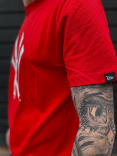 CAMISETA LOGO NEYYAN VERMELHO ( MBPERTSH012 ) NEW ERA - comprar online