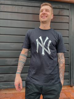 CAMISETA LOGO NEYYAN PRETO ( MBPERTSH012 ) NEW ERA