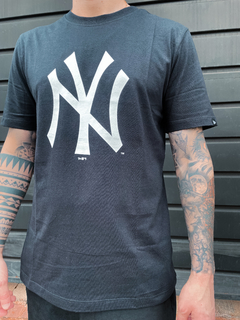CAMISETA LOGO NEYYAN PRETO ( MBPERTSH012 ) NEW ERA - comprar online