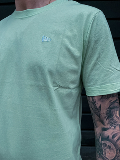 CAMISETA CORE NE VERDE ( NEV24TSH002 ) NEW ERA - comprar online