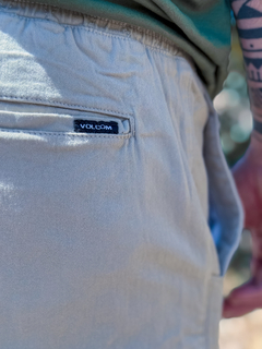 FRICKIN ELASTIC SHORTS KAKI ( VLBJ020698 ) VOLCOM - Loja Libertá