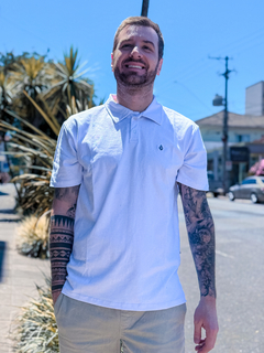 POLO MC CLASSIC STONE BRANCA ( VLTS05001501 ) VOLCOM