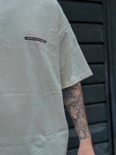 CAMISETA HUGE APPROVE ESTATE ITALIANA OFF WHITE ( 7478 ) APPROVE - Loja Libertá