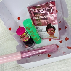 Kit Lábios Encantados: Gloss, Batom Mágico, Lip Tint Poderoso e Máscara Facial de Rosa Mosqueta