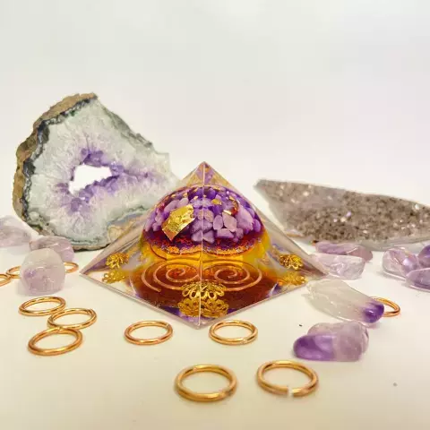 Orgonite Pirâmide - Saint Germain - Raio Violeta - Transmutação - Ametista - Média