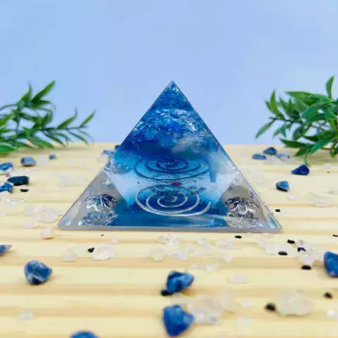 Pirâmide Orgonite - Proteção do Arcanjo Miguel - Cianita Azul - Média