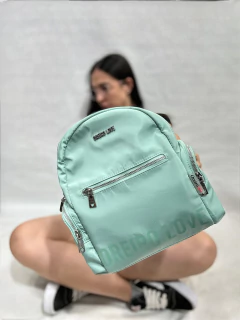 MOCHILA LAS OREIRO IMPERMEABLE - comprar online
