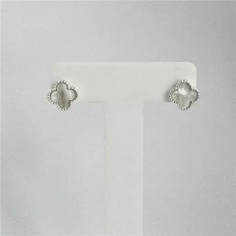 Brinco flor madrepérola 1,1cm - UAU