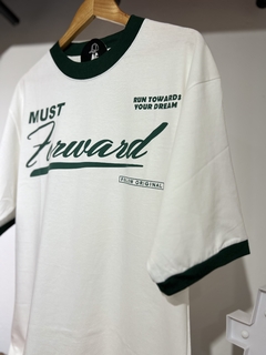 Remera over Must en internet