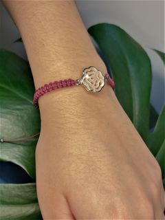 Pulseira Macramê Flor Prata na internet