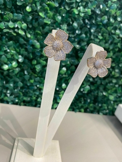 Brinco Flor Cravejado - comprar online