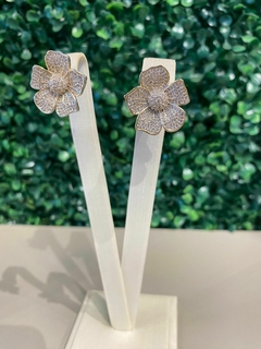 Brinco Flor Cravejado