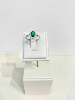 ANEL OVAL VERDE ESMERALDA RÓDIO BRANCO - comprar online