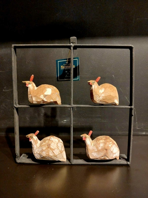 Peça decorativa com estrutura de ferro