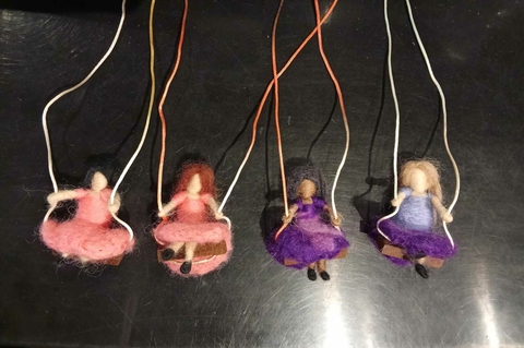 COLAR MENINA NO BALANÇO - FELTRAGEM