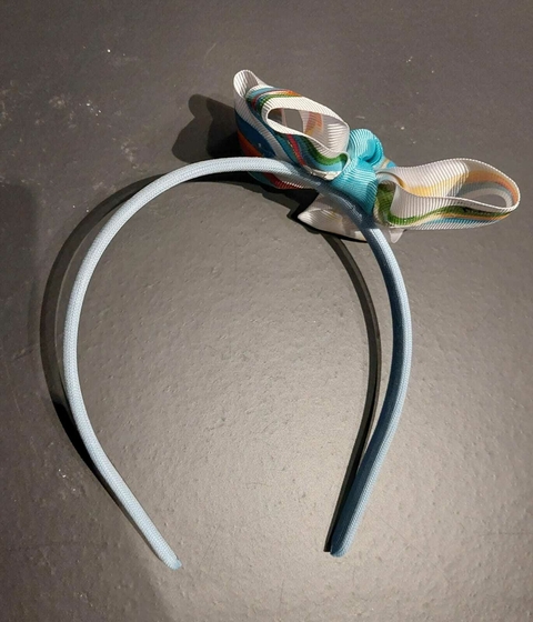 Arco com laço (branco e azul) - Laços de Artista