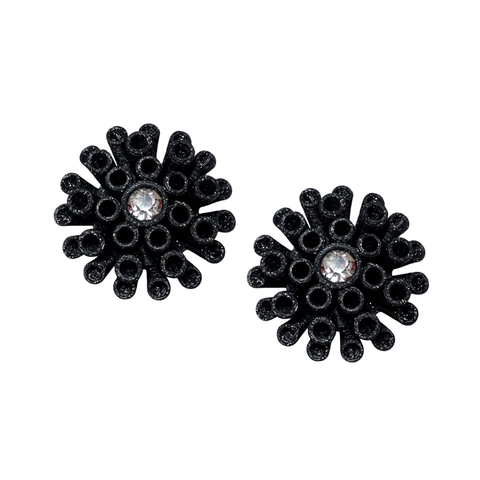 Aretes maxi Symphony Black en diseño floral negro con cristal central brillante.