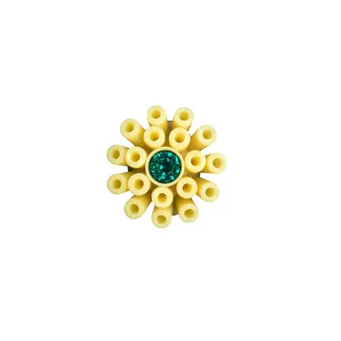 Anillo Symphony Ring con diseño floral en color amarillo pálido y cristal central verde.