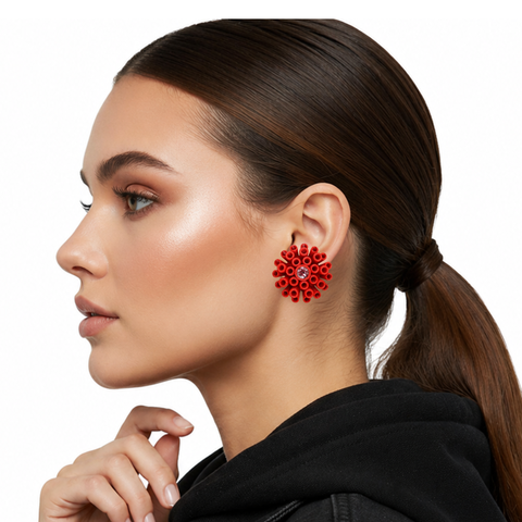 Perfil de mujer con aretes maxi rojos Symphony Scarlet, diseño circular y detalle central brillante