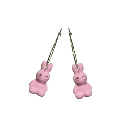 Aretes maxi con diseño de conejito rosa y ojos brillantes colgando de aros dorados
