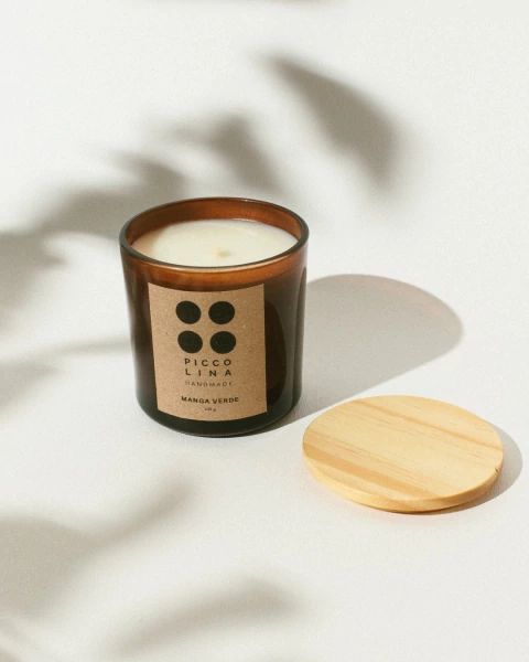 Vela aromática vegana Manga Verde de 200 gramas em recipiente âmbar com tampa de madeira