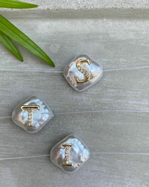 Colar Fio de Nylon Inicial em Pérola Barroca - Sob Encomenda