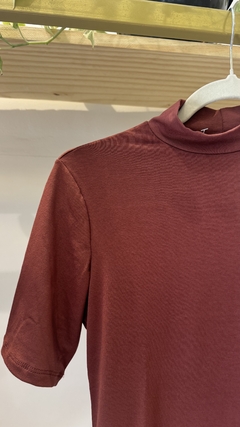 T-SHIRT GOLA ALTA - By Maria