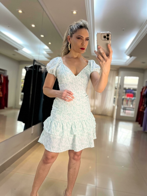 Vestido Curto com Detalhes Drapeados e Babado na Barra