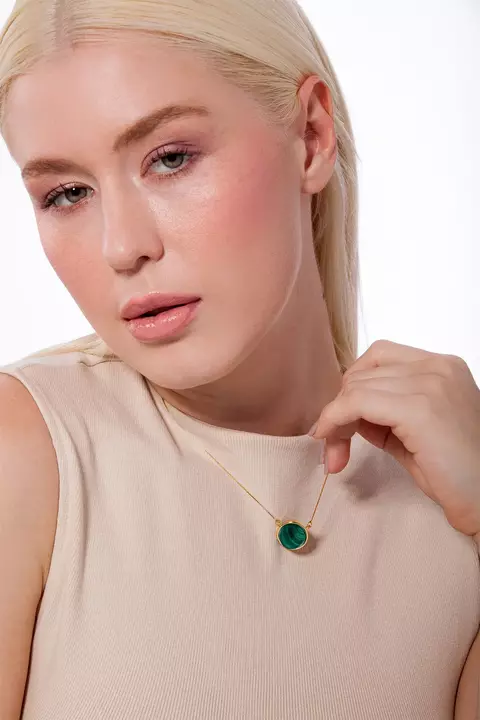 COLAR SOLITÁRIO-MALAQUITA RECONSTITUÍDA