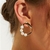 brinco oval com perolas shell