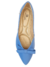 Sapatilha clássica azul níquel com bico fino e laço decorativo.