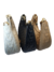 Bolsas meia lua em couro legítimo nas cores preta, off white e nude, com alças de ombro.