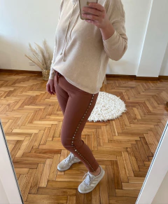 Pantalón Marrón tachas