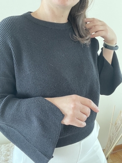 Sweater con corte en puños en internet