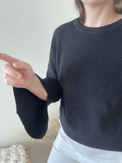 Sweater con corte en puños