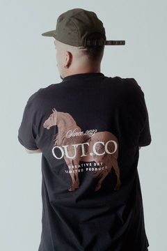 T-SHIRT BLACK HORSE - OUT. COMPANY