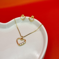 Conjunto Coração 3 Zircônias Banhado a Ouro 18k