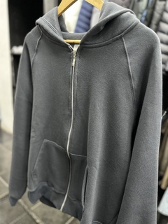 CAMPERA BASIC OVER GRIS OSCURO en internet