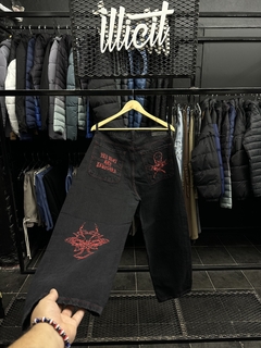 BAGGY NEGRO COSTURAS Y BORDADOS ROJOS - tienda online