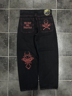 Imagen de BAGGY NEGRO COSTURAS Y BORDADOS ROJOS