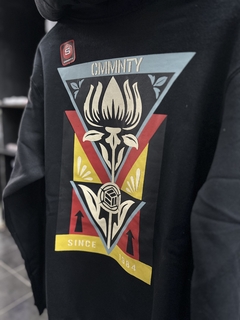 Hoddie CMMNTY negro flor de lotto - INDUMENTARIA ILLICIT