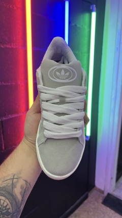 Adidas Campus 00’s (gris claro) - INDUMENTARIA ILLICIT