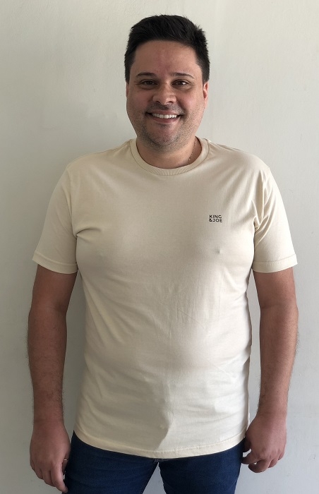 CAMISETA MASCULINA MALHA MANUSCRITO - KING & JOE