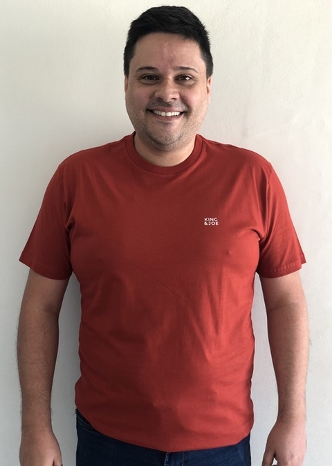 CAMISETA MASCULINA MALHA MANUSCRITO - KING & JOE