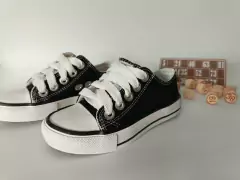 Zapatilla de lona infantil