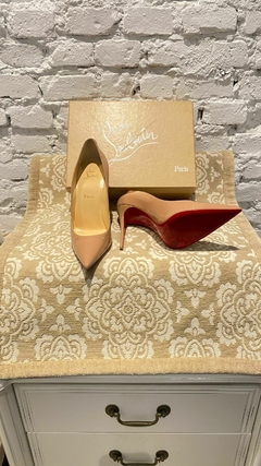 Sapato LOUBOUTIN número 39 Verniz Nude na internet