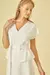Blusa decote v com fivela Cori - comprar online