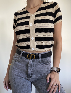 Remera de hilo rayada negra y beige con botones