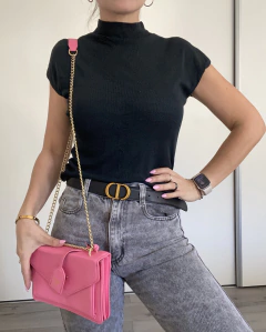 Remera de hilo negra cuello alto